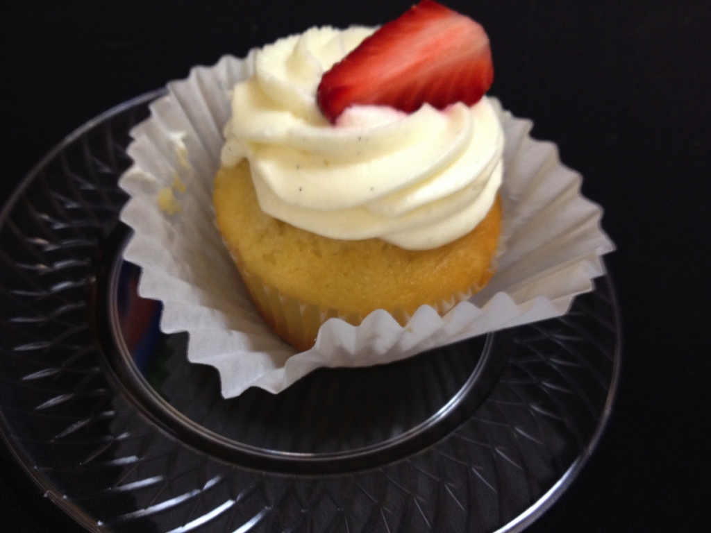 Lucy & Leo cupcake 2